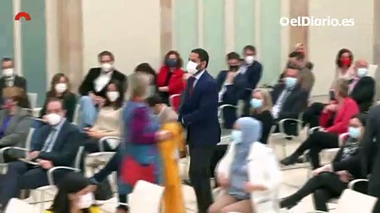 Algunos diputados se marchan del pleno en el turno de Vox y otros sacan carteles antifascistas