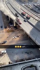 Ce poids lourd traine devant lui une voiture sur l'autoroute