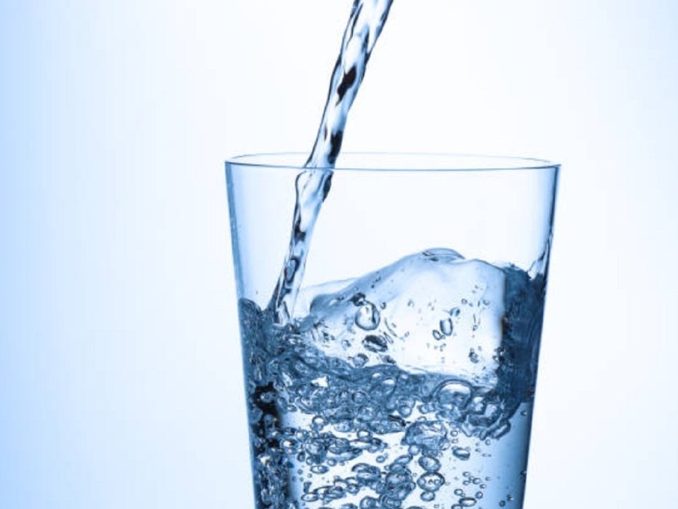 Lösungsmittel und Glassplitter: Hersteller rufen Wasser zurück