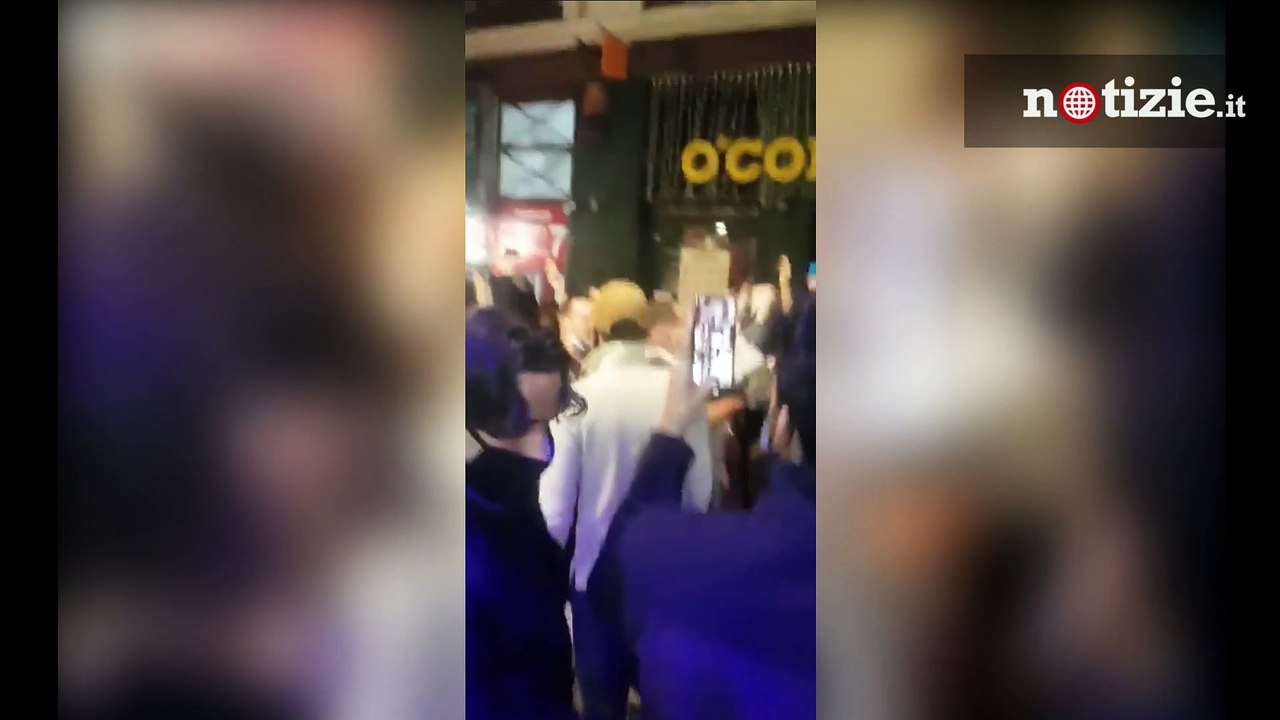 Madrid, riparte la movida nonostante i contagi covid: feste in strada e ristoranti aperti