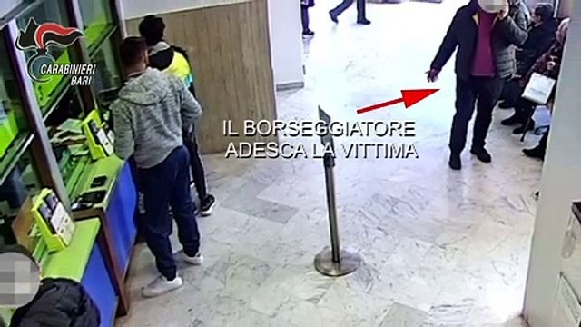 Puglia: scusi ha la giacca sporca e rubano la pensione all'ufficio postale, ecco come derubavano gli anziani. Tre arresti a Castellana Grotte - il video che li incastra