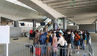 La gare de Gand-Saint-Pierre bondée de personnes allant à la mer