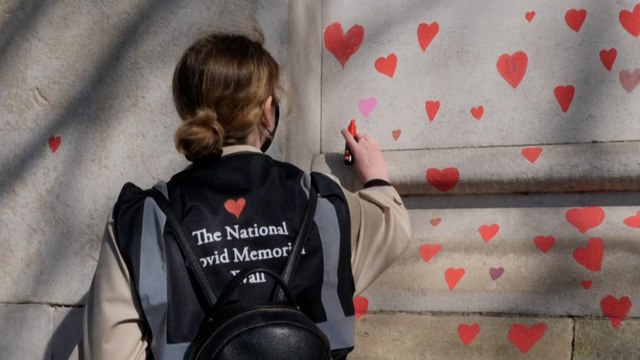 Londres : une fresque géante de 150 000 cœurs pour les victimes du Covid-19