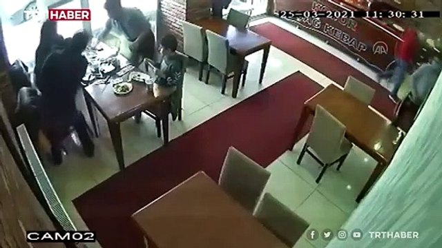 Restoran sahibi boğazına et parçası kaçan çocuğun hayatını kurtardı
