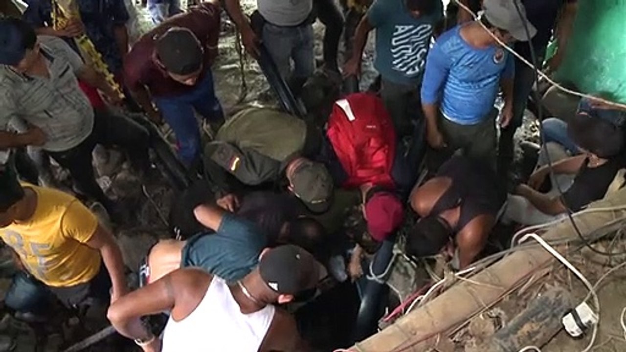 Brigadas intentan rescatar a 11 mineros atrapados por una inundación en Colombia