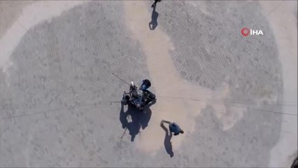 Çılgın pilot bu sefer motosikletiyle uçtu