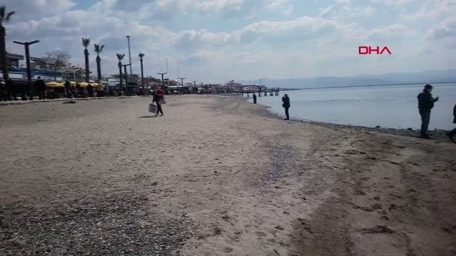 BALIKESİR Yüzerek gidilen kayalıklara, sular çekilince yürüyerek çıktılar