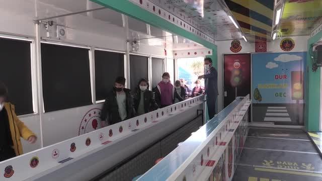 Son dakika haberleri! Öğrencilere Jandarma Mobil Trafik Eğitim Tırında trafik kuralları anlatıldı