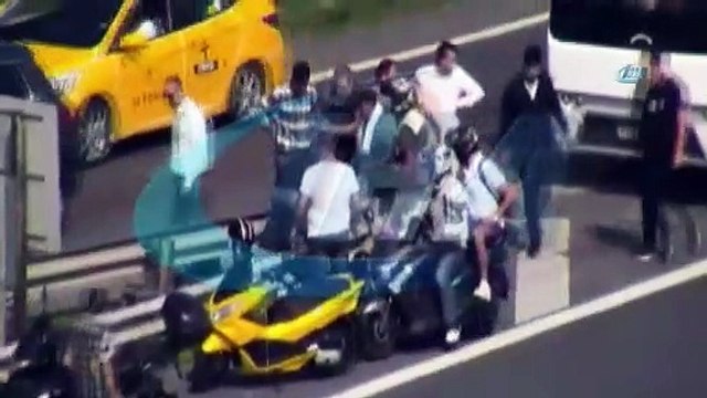 Korkunç kaza! Motosiklet sürücüsü bariyere saplandı