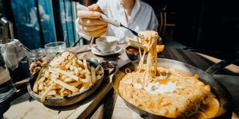 Manger trop à l'extérieur augmente les risques de mourir jeune de 50%, selon une étude