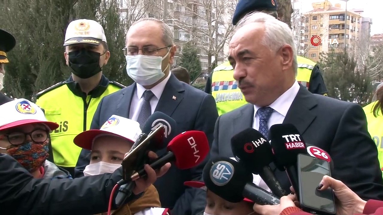 Yaya geçitleri kırmızıya boyandı