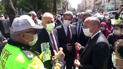 Vali Atik yaya önceliğinin farkındalığı için miniklerle yaya geçidinden karşıya geçti