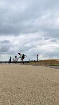 Traverser Nîmes en faisant des frontflips