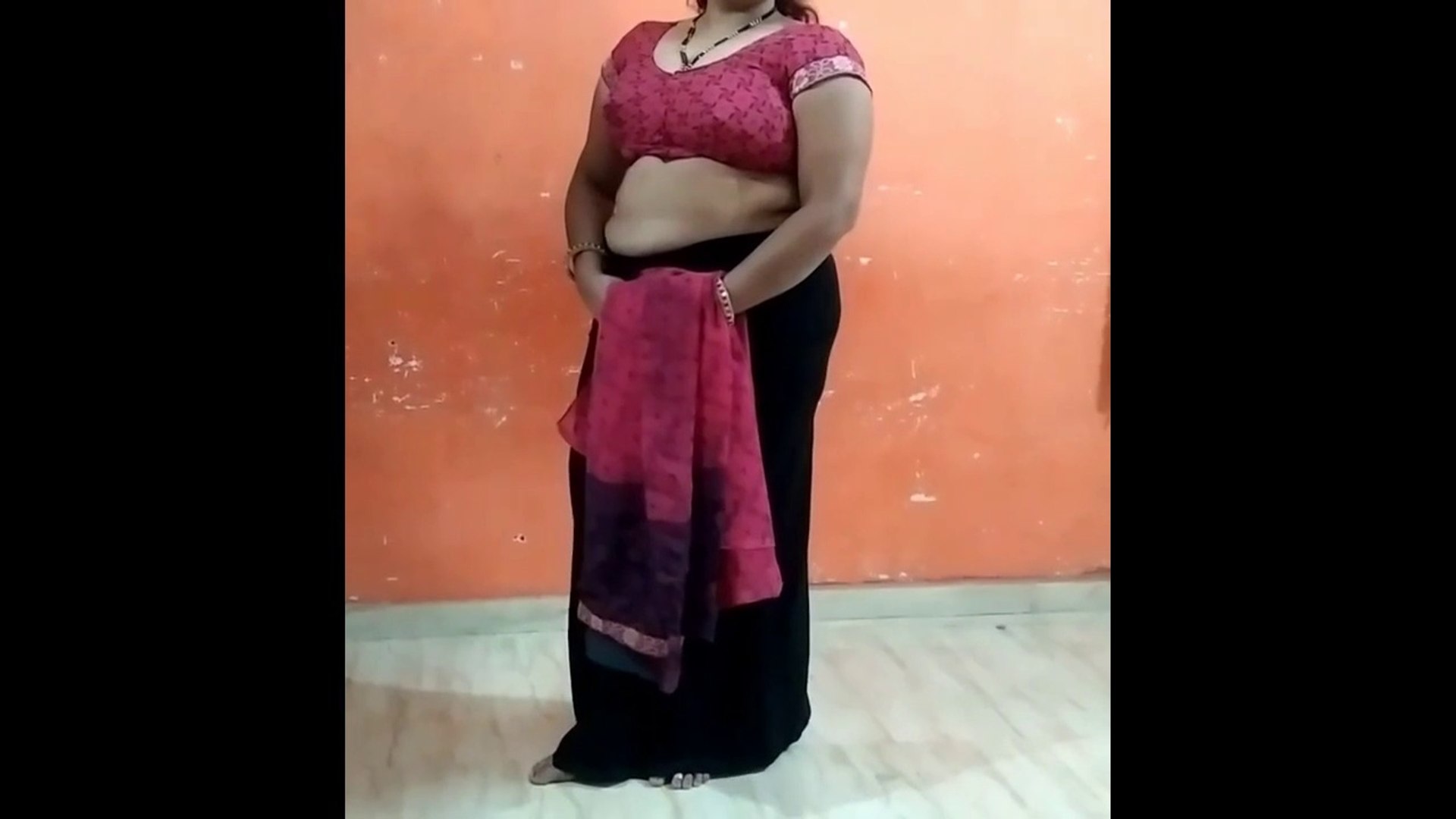 hot mallu aunty in saree