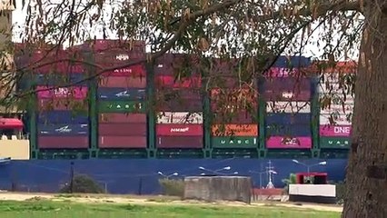 السفن تعبر قناة السويس والسيسي يتعهد بشراء المعدات اللازمة لمواجهة الأزمات