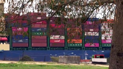 السفن تعبر قناة السويس والسيسي يتعهد بشراء المعدات اللازمة لمواجهة الأزمات