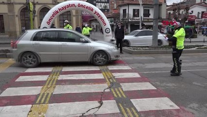 Descargar video: Son dakika haberi! ÇORUM 'Sosyal mesafe' unutuldu; şapka dağıtımını polis müdürü durdurdu