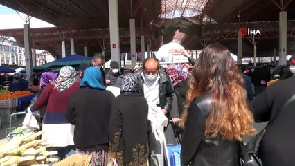 Çanta ve maske dağıtımında kalabalığa belediye görevlileri müdahale etti