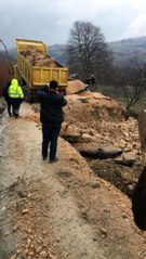 Yağışlara dayanamayan yol yine çöktü