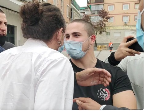 Fuera la casta de nuestros barrios : Iglesias, con escolta, se encara con los jóvenes que le abuchean en Coslada