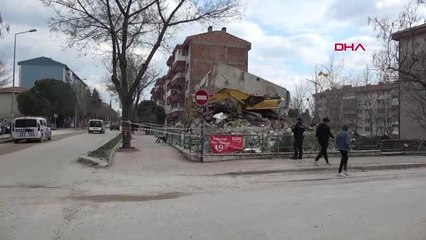 EDİRNE İş makinesi operatörü, yıkım gerçekleştirdiği binanın altında kaldı