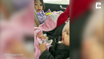 Скачать видео: Une fillette adorable aide un bébé qui a perdu sa sucette