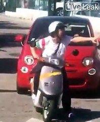 Personne ne veut laisser passer cette mamie en scooter... "laissez-moi passer"