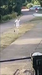 Il tente de sauter au dessus d'une écluse et se rate bien comme il faut