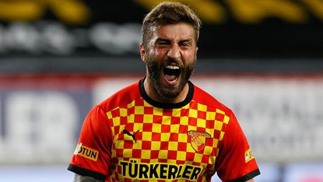 A Milli Takım'a çağrılan Alpaslan Öztürk sevinçten havalara uçtu! O anlar saniye saniye kameralara yansıdı