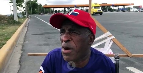 Hombre en silla de ruedas intentará llegar a La Romana para honrar a su progenitora