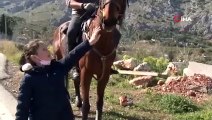 Kovboy Şapkasını Takıp Antalya Sokaklarında At Koşturuyor, Gören Bir Daha Bakıyor
