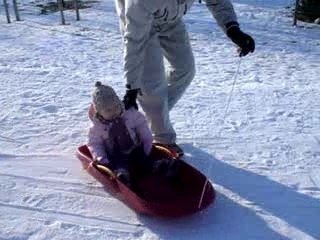 Emma fait de la luge