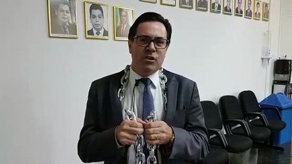 Acorrentado, Presidente da Câmara de Cascavel protesta contra o pedágio