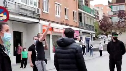 Un grupo de estética de neonazi increpa a Iglesias en Coslada