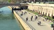 سكان باريس يستمتعون بالشمس الدافئة على ضفاف نهر السين