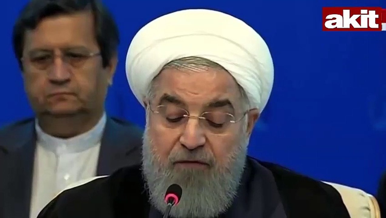 Ruhani'nin konuşması esnasında İranlı yetkiliden dikkat çeken hareket!