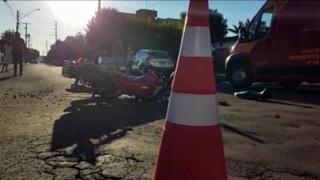 Carro e moto batem em cruzamento no Bairro Coqueiral