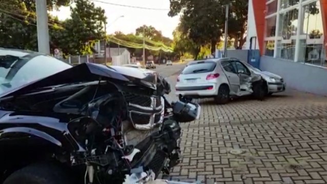 Colisão de trânsito envolve três veículos no Bairro Coqueiral
