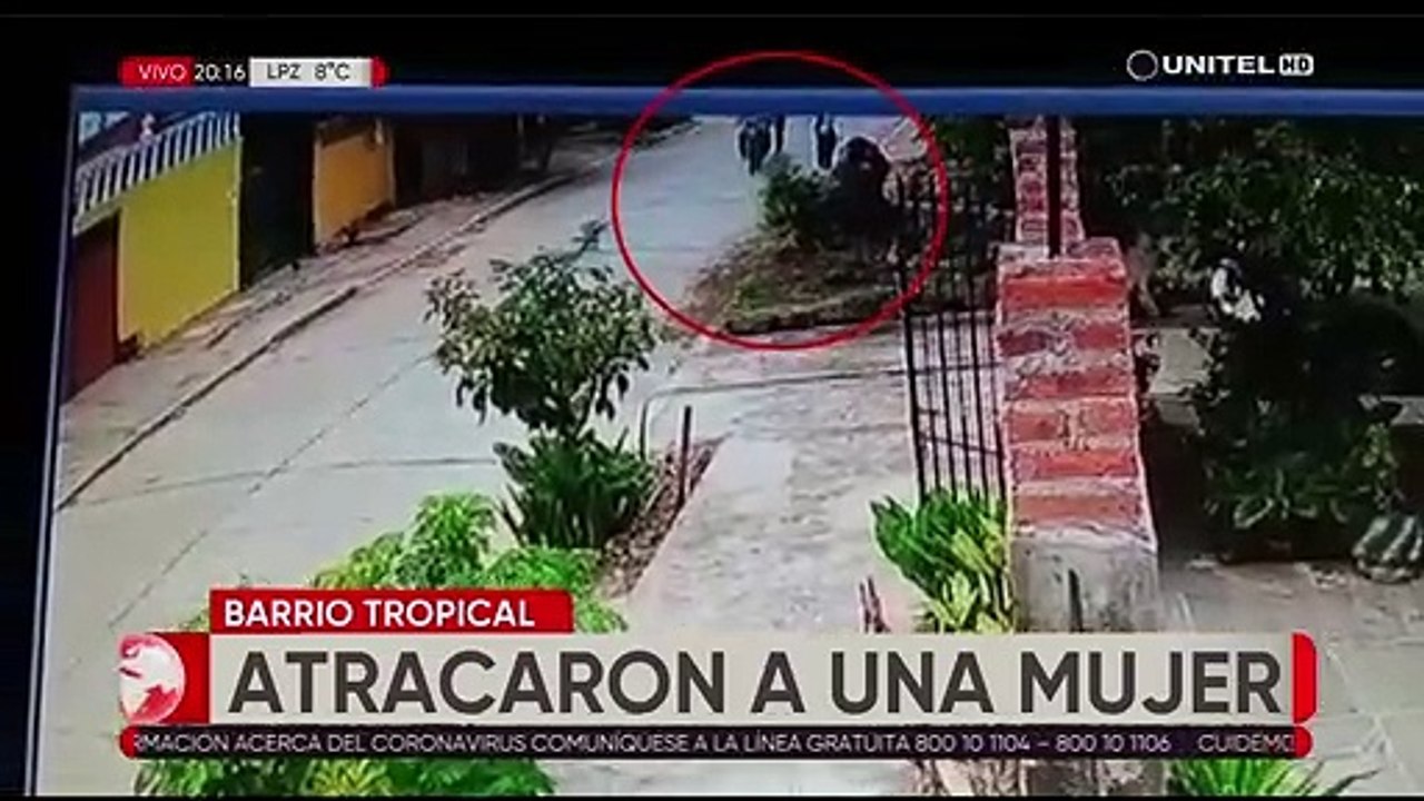 Dos hombres en una moto utilizan un arma para amenazar y quitarle sus pertenencias a una mujer