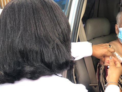 Adultos mayores reciben segunda dosis desde sus vehículos en la UASD