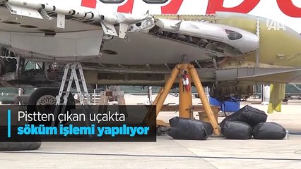 Pistten çıkan uçakta söküm işlemi yapılıyor