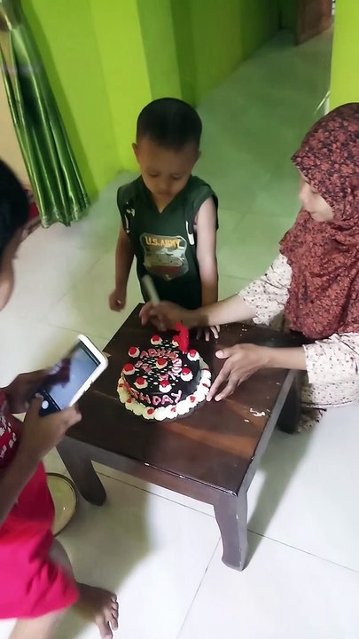 Rebutan Meniup Lilin 1 April 2019