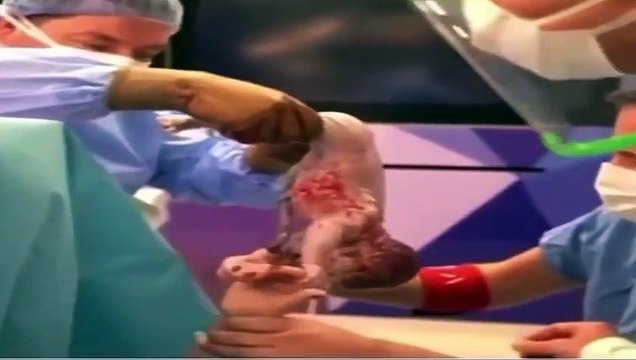 Çiçeği burnunda anne Merve Özbey doğum videosunu paylaştı