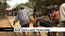 شاهد نقل جرحى ومصابين من ميانمار عبر نهر سالوين للعلاج في تايلاند
