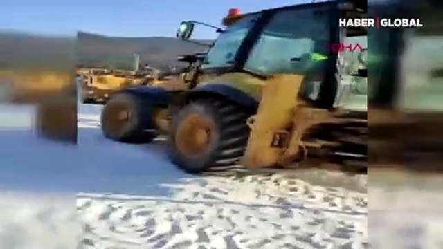 Muğla Bodrum'da plaja dökülen kuvars tozu kaldırılıyor