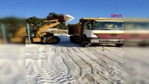 MUĞLA Bodrum'da plaja dökülen kuvars tozu, iş makineleriyle kaldırılmaya başlandı