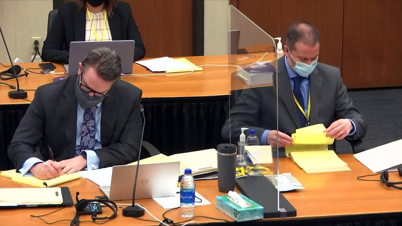 George-Floyd-Prozess: Aktivistin kettet sich an Gerichtszaun