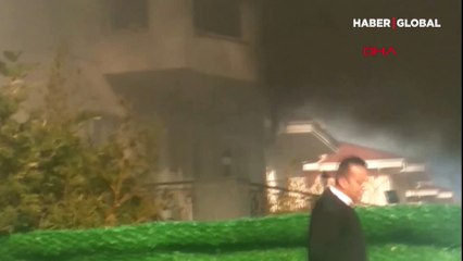 Yangından kaçmak için dakikalarca balkondan sarktı