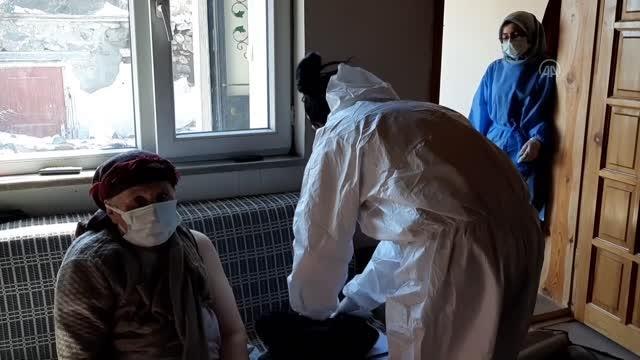 Sağlık görevlileri kırsaldaki yaşlılara Kovid-19 aşısı yapmak için yoğun mesai harcıyor
