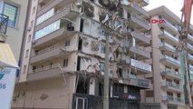 İZMİR İzmir'deki ağır hasarlı binaların yıkımı sürüyor
